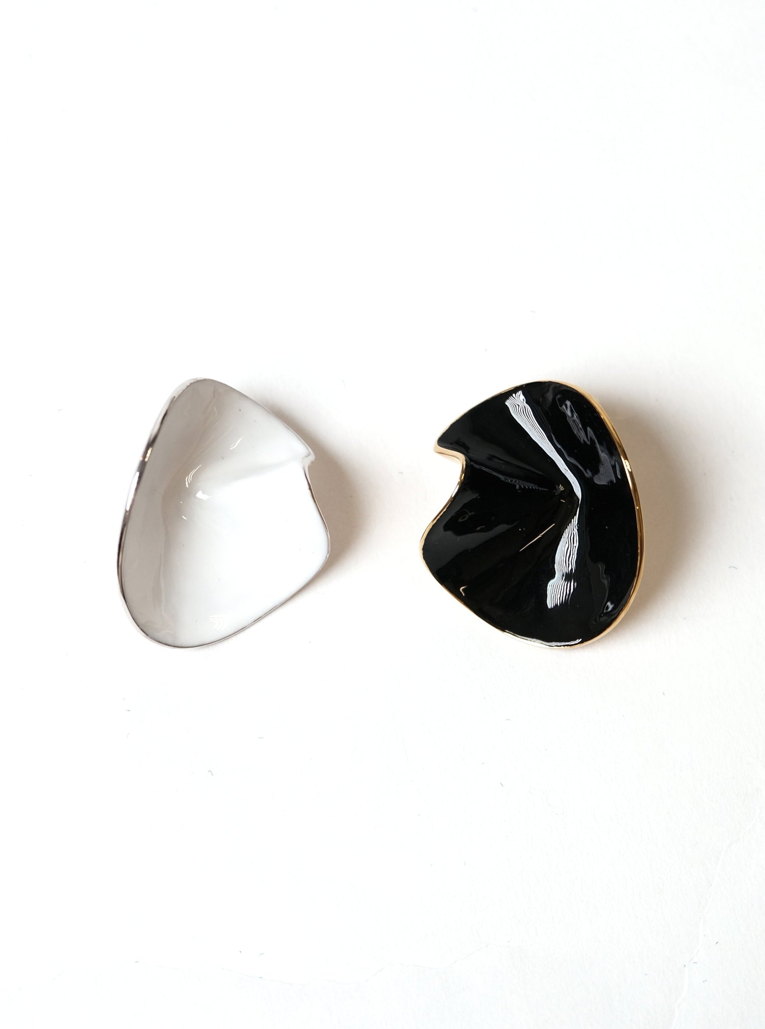 Petal Enamel Earring Black & White - LE MANDORLE
