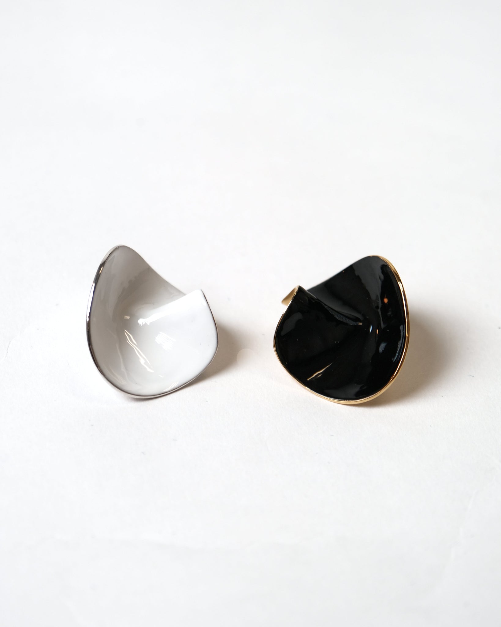 Petal Enamel Earring Black & White - LE MANDORLE
